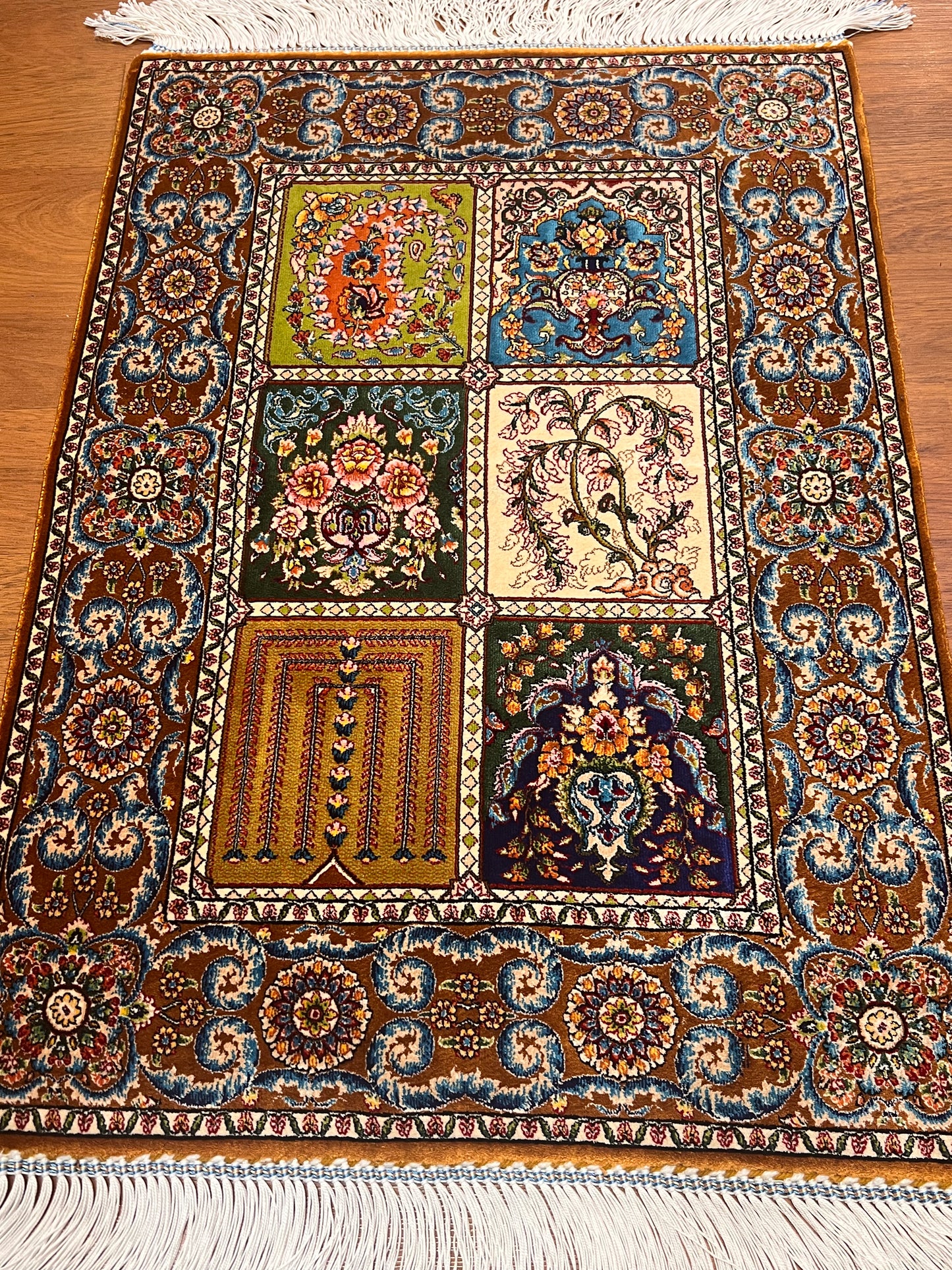 19” x 28” Small Silk Rug – Bakhtiari Garden Panel Design Turkish Accent Rug