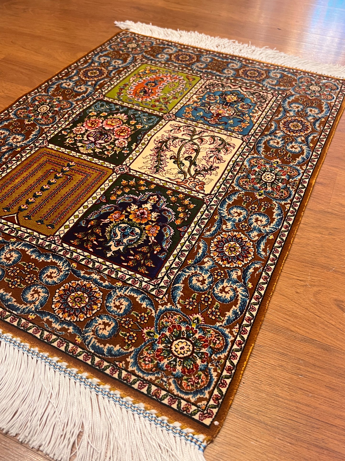 19” x 28” Small Silk Rug – Bakhtiari Garden Panel Design Turkish Accent Rug