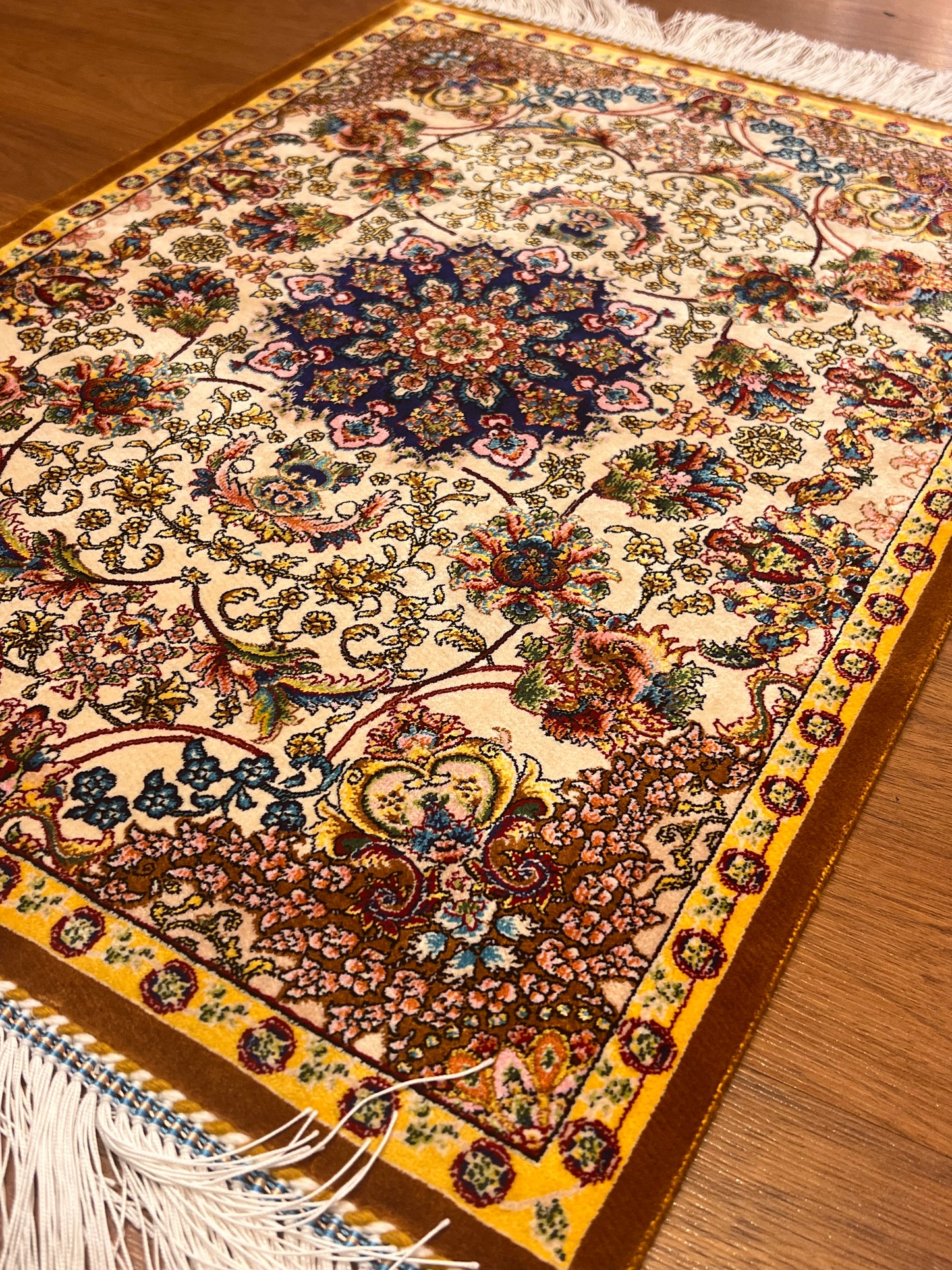 19” x 28” Small Silk Rug – Ivory Floral Medallion Turkish Luxury Accent Rug