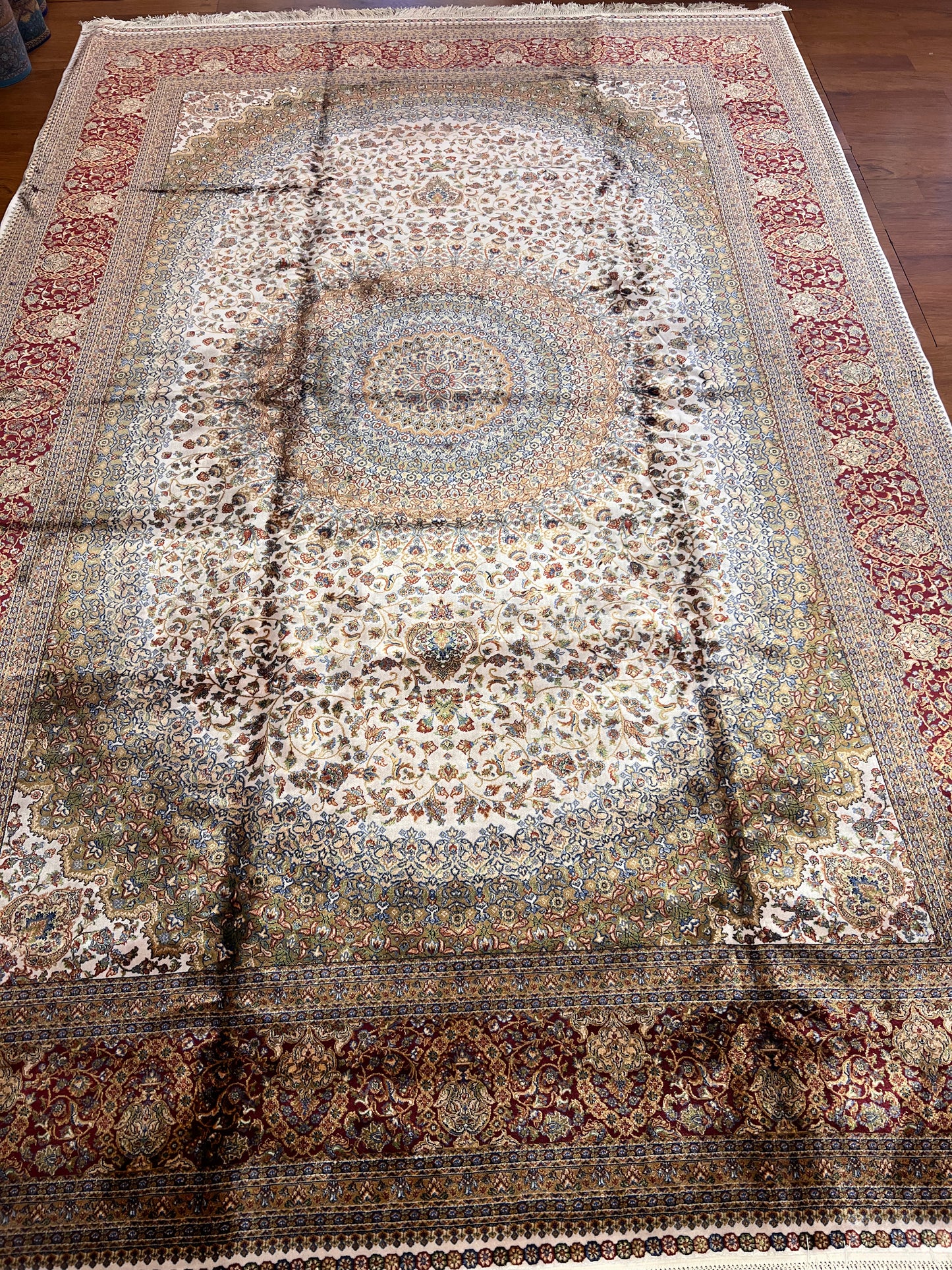 Beige Medallion Silk Woven Area Rug – 6’ x 10’
