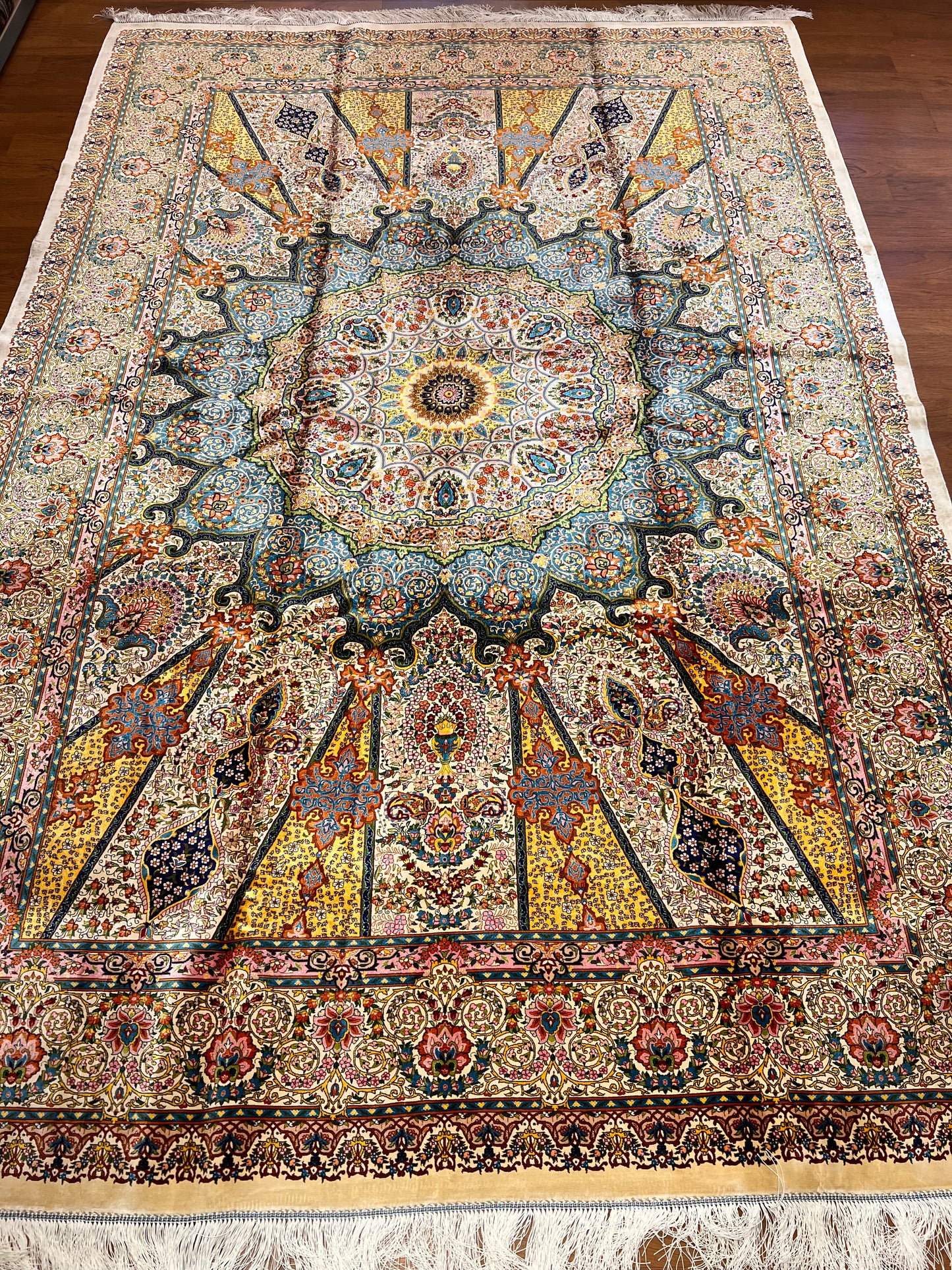 Bamboo Silk Area Rug – Traditional Medallion Design – 6’ x 10’