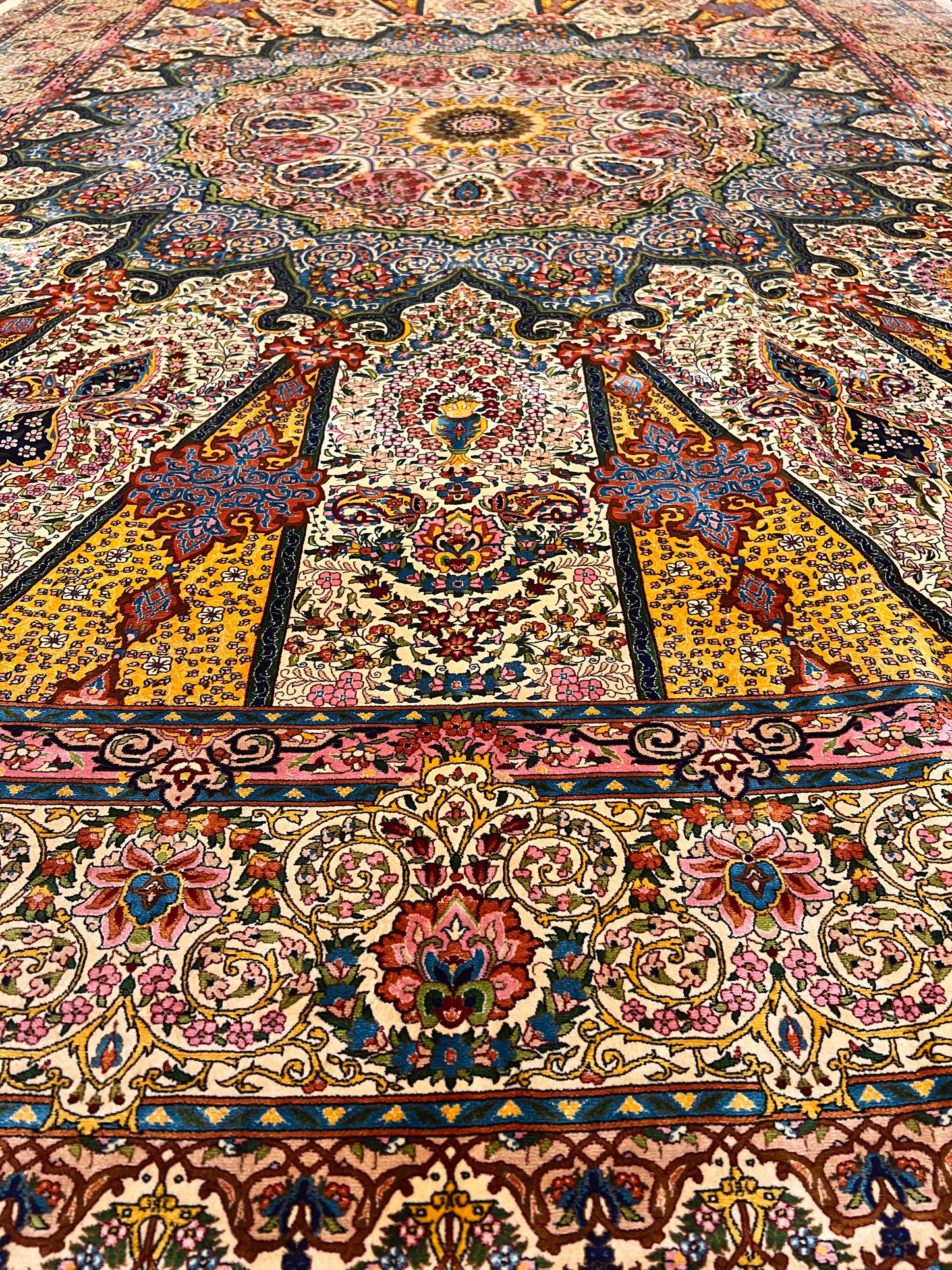 Bamboo Silk Area Rug – Traditional Medallion Design – 6’ x 10’