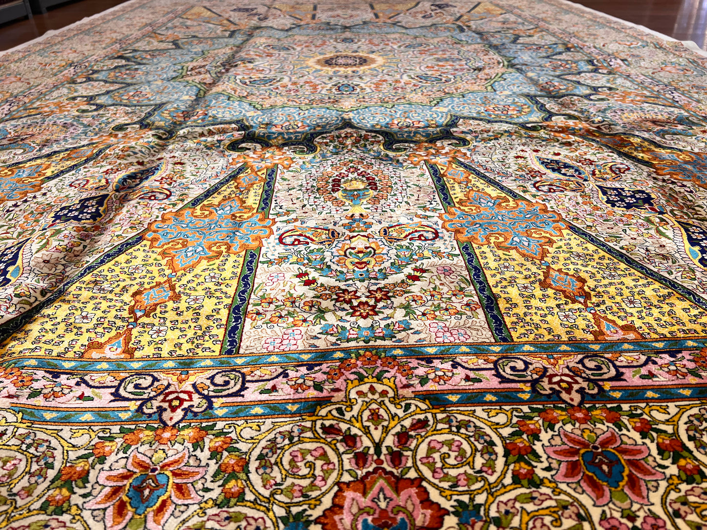 Bamboo Silk Area Rug – Traditional Medallion Design – 6’ x 10’