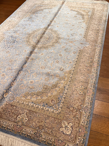 5x8 Light Blue & Beige Silk Rug – Elegant Medallion Design with Intricate Floral Details