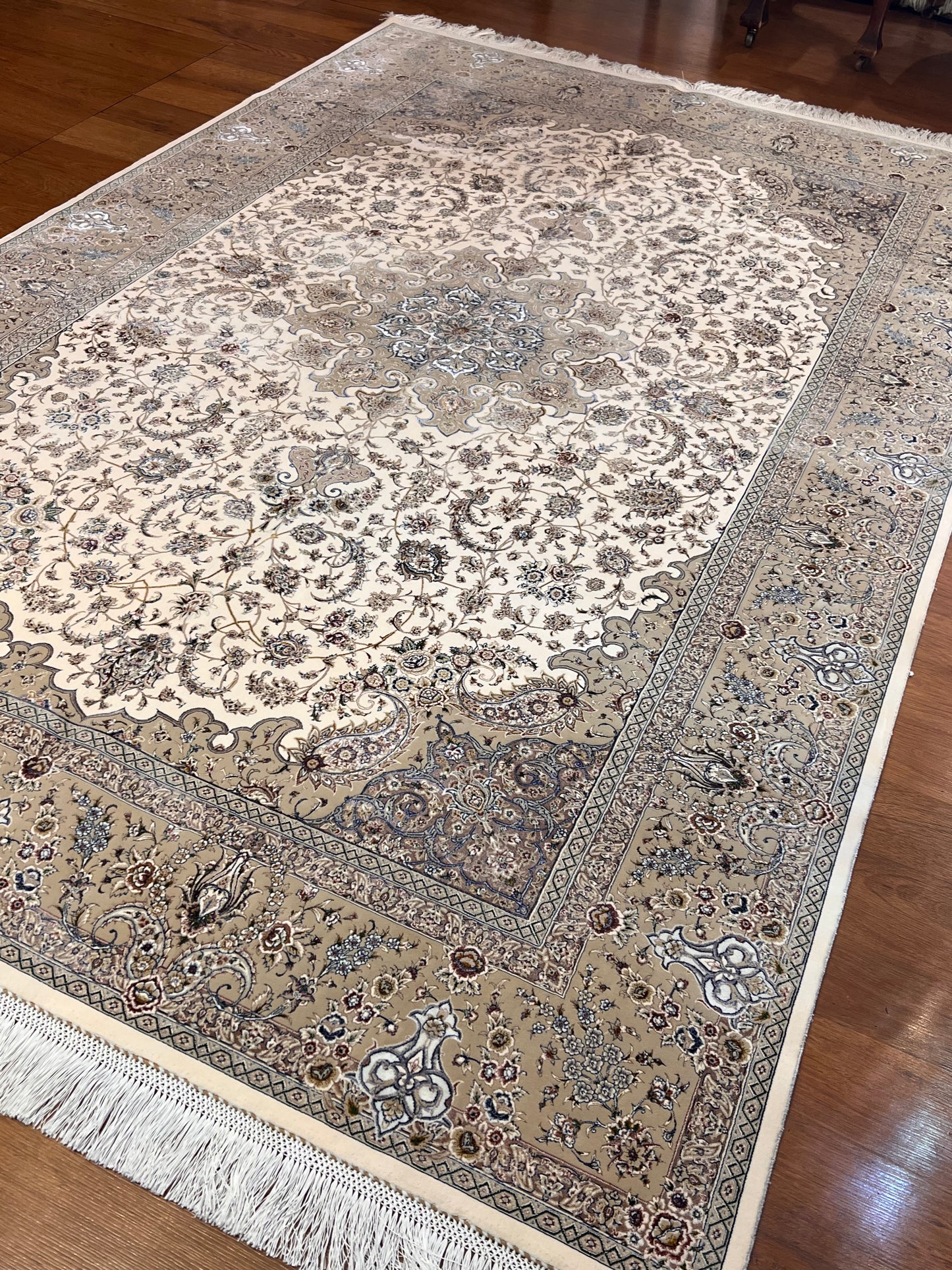 5x8 Ivory & Taupe Silk Rug – Elegant Floral Medallion Design with Soft Neutral Tones